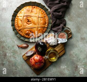 Empanada de atun gallega ist eine Art gebackener oder gebratener Umsatz, bestehend aus Gebäck und Füllung, üblich in Lateinamerika und Spanien, Galicien Stockfoto