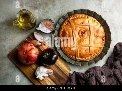 Empanada de atun gallega ist eine Art gebackener oder gebratener Umsatz, bestehend aus Gebäck und Füllung, üblich in Lateinamerika und Spanien, Galicien Stockfoto