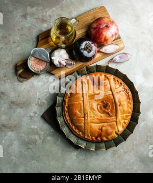 Empanada de atun gallega ist eine Art gebackener oder gebratener Umsatz, bestehend aus Gebäck und Füllung, üblich in Lateinamerika und Spanien, Galicien Stockfoto