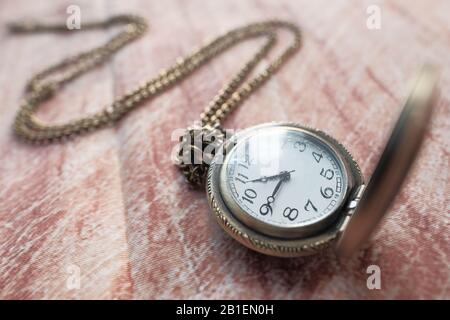 Alte Taschenuhrmechaniker schließen Streifen Stockfoto