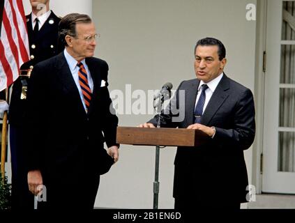 Präsident der Vereinigten Staaten George H.W. Bush und Präsident Hosni Mubarak aus Ägypten treffen vor dem Treffen im Weißen Haus in Washington, D.C. am 3. April 1989 ihre Ankunftsberichte. Gutschrift: Howard L. Sachs/CNP. Nutzung weltweit Stockfoto