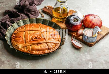 Empanada de atun gallega ist eine Art gebackener oder gebratener Umsatz, bestehend aus Gebäck und Füllung, üblich in Lateinamerika und Spanien, Galicien Stockfoto