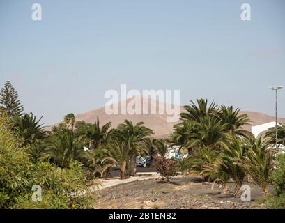 Blick auf den alten Vulkan von der kargen Landschaft der Kanarischen Inseln Lanzarote Spanien. Stockfoto