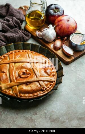 Empanada de atun gallega ist eine Art gebackener oder gebratener Umsatz, bestehend aus Gebäck und Füllung, üblich in Lateinamerika und Spanien, Galicien Stockfoto