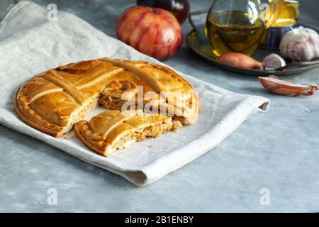 Empanada de atun gallega - Kuchen oder Torten spanisch, ist eine Art gebackener oder gebratener Umsatz, bestehend aus Gebäck und Füllung, üblich in Lateinamerika und Sp Stockfoto