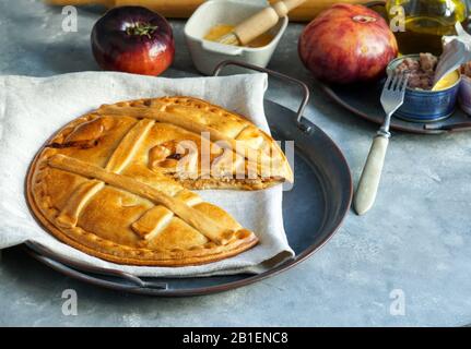 Empanada de atun gallega - Kuchen oder Torten spanisch, ist eine Art gebackener oder gebratener Umsatz, bestehend aus Gebäck und Füllung, üblich in Lateinamerika und Sp Stockfoto