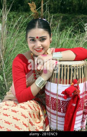 Assamesisches Mädchen in traditioneller Tracht während der Bihu Feier Stockfoto