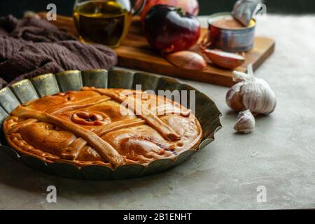 Empanada de atun gallega - Kuchen oder Torten spanisch, ist eine Art gebackener oder gebratener Umsatz, bestehend aus Gebäck und Füllung, üblich in Lateinamerika und Sp Stockfoto