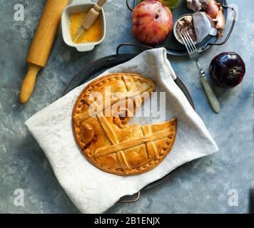 Empanada de atun gallega - Kuchen oder Torten spanisch, ist eine Art gebackener oder gebratener Umsatz, bestehend aus Gebäck und Füllung, üblich in Lateinamerika und Sp Stockfoto