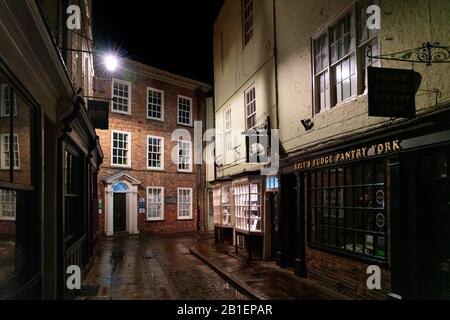 York, NORTH YORKSHIRE/UK - 19. FEBRUAR: Blick auf Gebäude und Architektur im Shambles Gebiet von York, North Yorkshire am 19. Februar 2020 Stockfoto