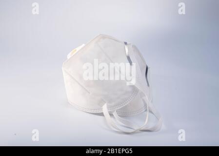Zwei antibakterielle N95-Schutzmasken schließen sich Stockfoto