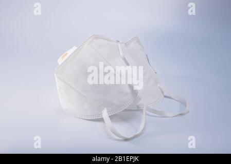 Zwei antibakterielle N95-Schutzmasken schließen sich Stockfoto