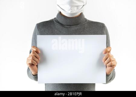 Asian Woman hält White Paper. Tragen Sie Masken, um Krankheiten zu verhindern, Staub zu verhindern, Asiaten sind kein Virus-Konzept, Antirassismus-Konzept Stockfoto