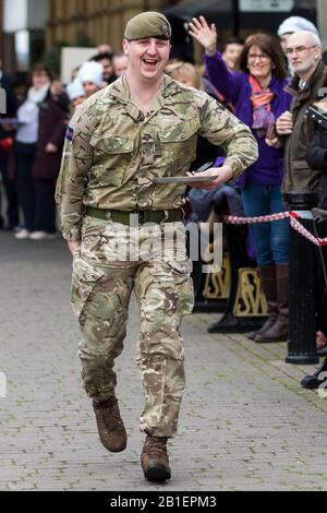 Windsor, Großbritannien. Februar 2020. Ein Soldat der 1st Battalion Welsh Guards zieht einen Muskel, als er am Dienstag in Shrove in der Windsor and Eton Flippin' Pancake Challenge um Hilfe des Alexander Devine Children's Hospice Service konkurriert. Credit: Mark Kerrison/Alamy Live News Stockfoto