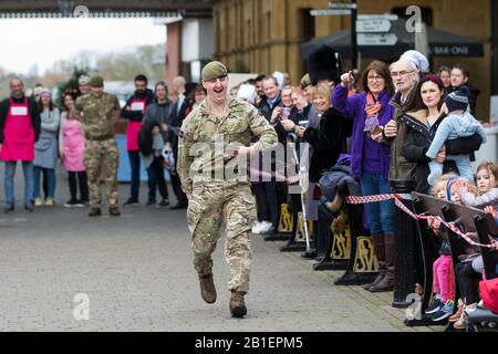 Windsor, Großbritannien. Februar 2020. Ein Soldat der 1st Battalion Welsh Guards zieht einen Muskel, als er am Dienstag in Shrove in der Windsor and Eton Flippin' Pancake Challenge um Hilfe des Alexander Devine Children's Hospice Service konkurriert. Credit: Mark Kerrison/Alamy Live News Stockfoto