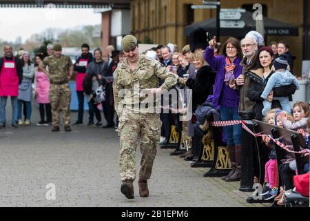 Windsor, Großbritannien. Februar 2020. Ein Soldat der 1st Battalion Welsh Guards zieht einen Muskel, als er am Dienstag in Shrove in der Windsor and Eton Flippin' Pancake Challenge um Hilfe des Alexander Devine Children's Hospice Service konkurriert. Credit: Mark Kerrison/Alamy Live News Stockfoto