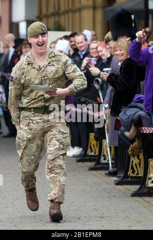 Windsor, Großbritannien. Februar 2020. Ein Soldat der 1st Battalion Welsh Guards zieht einen Muskel, als er am Dienstag in Shrove in der Windsor and Eton Flippin' Pancake Challenge um Hilfe des Alexander Devine Children's Hospice Service konkurriert. Credit: Mark Kerrison/Alamy Live News Stockfoto