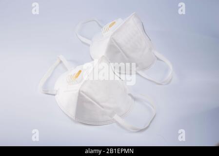 Zwei antibakterielle N95-Schutzmasken schließen sich Stockfoto