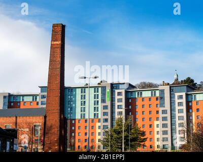 Parker House iQ Student Accommodation an der Abertay University und Old Locarno Works Chimney in Dundee Scotland Stockfoto