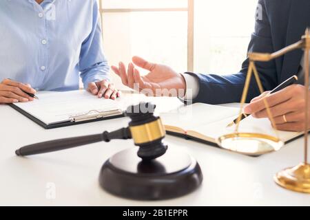 Der Rechtsberater stellt dem Kunden Verhandlungen über einen Vertrag Ernsthafte Beratungen, Konzepte von Recht und Rechtsdienstleistungen vor. Stockfoto