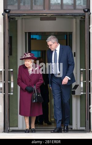 Königin Elizabeth II. Spricht mit Generaldirektor Andrew Parker, als sie nach einem Besuch des Hauptquartiers des MI5 im Thames House in London abreist. Stockfoto