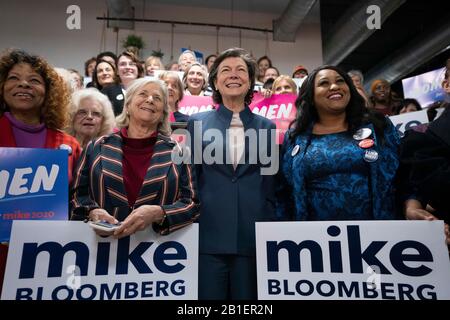 Diana Taylor, langjährige Begleiterin des ehemaligen Bürgermeisters von New York City und aktuelle Kandidatin für die demokratische Präsidentschaftskandidatur Michael Bloomberg, moderiert Unterstützer bei einer Kundgebung Von Frauen für Mike in der Innenstadt von Houston. Stockfoto