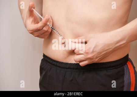 Person, die Magenmedizin injiziert. Diabet- oder Hormon-Injektion Stockfoto