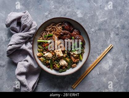 Asiatischer veganer Soba-Nudel mit Tofu-Käse, Shiitake-Mushroom, Draufsicht, Kopierraum Stockfoto