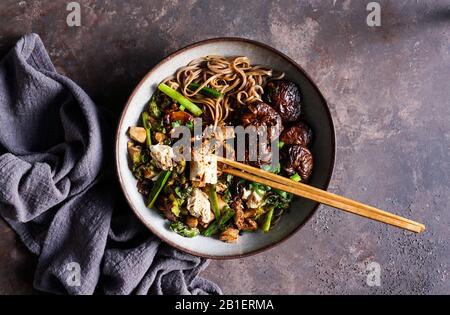Asiatischer veganer Soba-Nudel mit Tofu-Käse, Shiitake-Mushroom, Draufsicht, Kopierraum Stockfoto