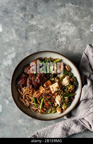 Asiatischer veganer Soba-Nudel mit Tofu-Käse, Shiitake-Mushroom, Draufsicht, Kopierraum Stockfoto