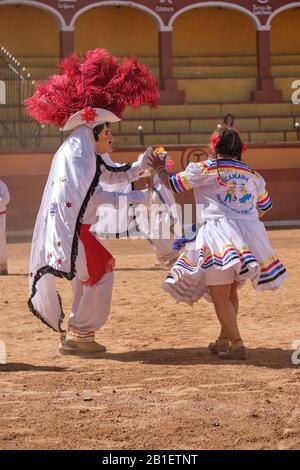 Ein Paar tanzt eine Quadrille aus einem Wurf von Huehues im Tlaxcala Carnival in traditionellen mexikanischen Kostümen. Tlaxcala, Mexiko, Stockfoto