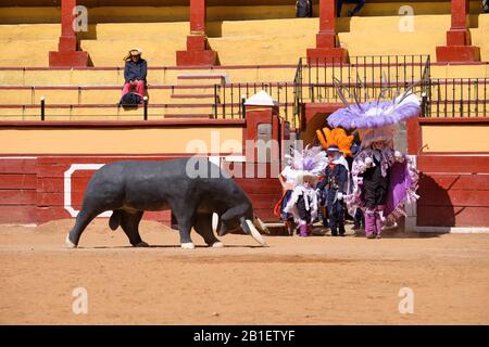 Wurf von Huehues in traditionellen mexikanischen Kostümen im Tlaxcala Carnival, der Eintritt für die Aufführung im Stierring Tlaxcala der Stadt, Mexiko, Stockfoto