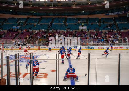 Eishockeyliga NHL Match Rangers bei MSG. Wenn Sie über die großartigen Sportstätten sprechen, sollte Madison Square Garden ganz oben auf der Liste stehen. H Stockfoto