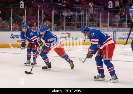 Eishockeyliga NHL Match Rangers bei MSG. Wenn Sie über die großartigen Sportstätten sprechen, sollte Madison Square Garden ganz oben auf der Liste stehen. H Stockfoto