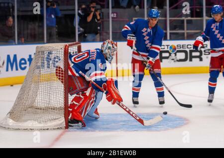 Eishockeyliga NHL Match Rangers bei MSG. Wenn Sie über die großartigen Sportstätten sprechen, sollte Madison Square Garden ganz oben auf der Liste stehen. H Stockfoto