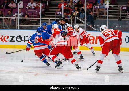 Eishockeyliga NHL Match Rangers bei MSG. Wenn Sie über die großartigen Sportstätten sprechen, sollte Madison Square Garden ganz oben auf der Liste stehen. H Stockfoto