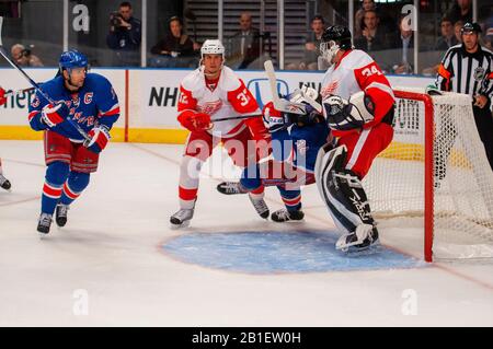 Eishockeyliga NHL Match Rangers bei MSG. Wenn Sie über die großartigen Sportstätten sprechen, sollte Madison Square Garden ganz oben auf der Liste stehen. H Stockfoto