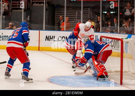 Eishockeyliga NHL Match Rangers bei MSG. Wenn Sie über die großartigen Sportstätten sprechen, sollte Madison Square Garden ganz oben auf der Liste stehen. H Stockfoto