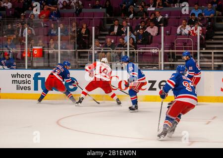 Eishockeyliga NHL Match Rangers bei MSG. Wenn Sie über die großartigen Sportstätten sprechen, sollte Madison Square Garden ganz oben auf der Liste stehen. H Stockfoto