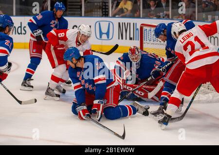 Eishockeyliga NHL Match Rangers bei MSG. Wenn Sie über die großartigen Sportstätten sprechen, sollte Madison Square Garden ganz oben auf der Liste stehen. H Stockfoto