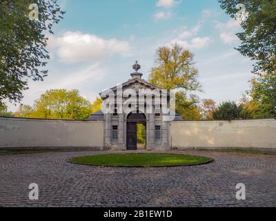 Das Torhaus der Roosendael Abbey aus dem 18. Jahrhundert in Walem, in der Nähe von Mechelen, Belgien. Derzeit ist es ein öffentlicher Freizeitpark. Stockfoto