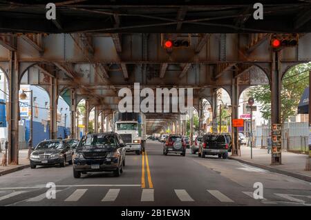 Autos fahren auf Nothtern Bulevard Queens unter u Bahn Stockfoto