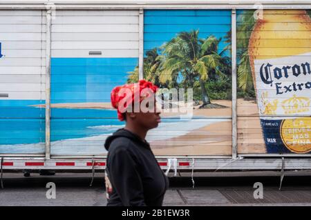 Ein Bierlieferwagen und ein Immigrant in Corona Queens. Denn das Bild sieht eher aus wie ein Foto der Dominikanischen Republik oder Mexikos in die Vororte o Stockfoto