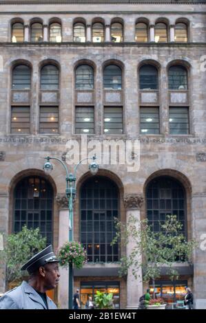 Greenwich Savings Bank in Midtown Manhattan in New York, USA. Jetzt heißt das Gebäude Haier Building. Denn Haier America kaufte es im Jahr 2000. Stockfoto