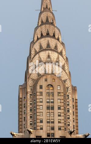 Detail der Art Deco Krone und Turmspitze des Chrysler Building in Midtown Manhattan bei Sonnenuntergang. Luftansicht. New York City USA Stockfoto