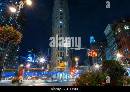 Das Flatiron-Gebäude in der Nacht. Eines der ersten Wolkenkratzer von New York City, liegt im Flatiron District in Manhattan USA Stockfoto
