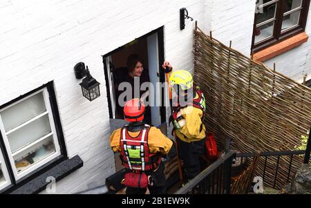 Ironbridge, Shropshire, Großbritannien. Februar 2020. Fluss Severn im Hochwasser in Ironbridge Shropshire Uk. Shropshire Fire and Rescue Officers helfen Bewohnern mit ihren überfluteten Häusern. Credit: David Bagnall/Alamy Live News Stockfoto