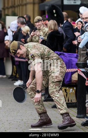 Windsor, Großbritannien. Februar 2020. Ein Soldat der 1st Battalion Welsh Guards lässt seinen Pfannkuchen fallen, als er am Dienstag in Shrove in der Windsor and Eton Flippin' Pancake Challenge um den Kinderhospiz von Alexander Devine konkurriert. Credit: Mark Kerrison/Alamy Live News Stockfoto