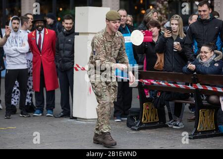 Windsor, Großbritannien. Februar 2020. Ein Soldat der 1st Battalion Welsh Guards zeigt seine Flipping-Fähigkeiten und seine ausgefallene Fußarbeit, als er am Dienstag in Shrove in der Windsor and Eton Flippin' Pancake Challenge um die Unterstützung des Alexander Devine Children's Hospice Service konkurriert. Credit: Mark Kerrison/Alamy Live News Stockfoto