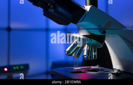 Mikrobiologische Labor Mikroskop im Labor Innenraum Stockfoto